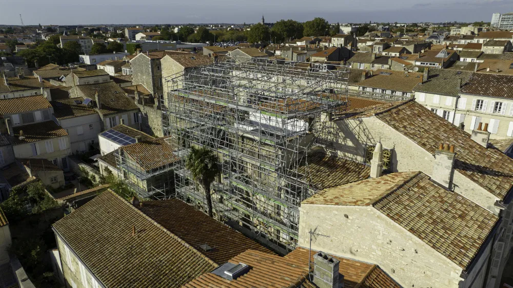 Vue de drone, la maison de pierre loti avec un gros échaffaudage en façade