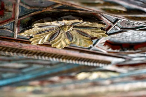 vue sur une détail en bois sculpté du plafond