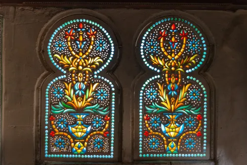 Vue sur deux vitraux orientaux