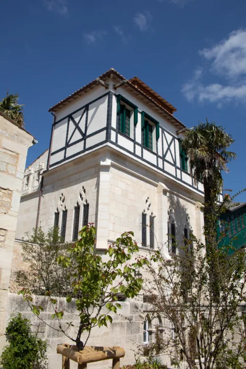 Vue sur la maison depuis le jardin