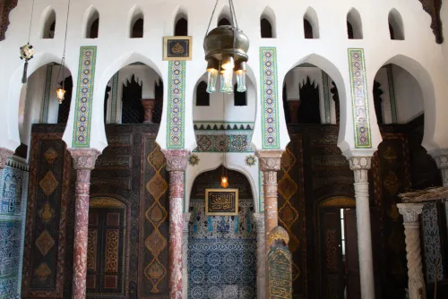 Vue sur la mosquée avec quatre colonnes et des décors